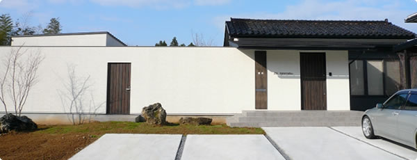 山間のコートハウス