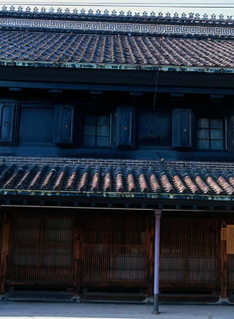 黒漆喰の土蔵建築