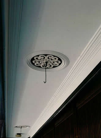 黒漆喰の土蔵建築