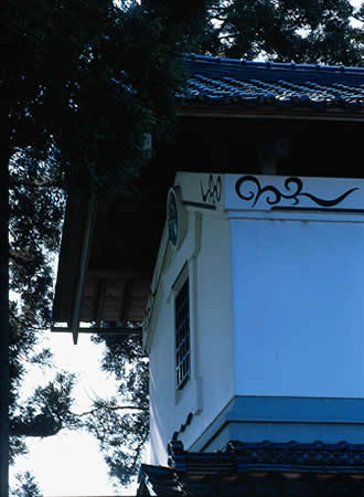 屋敷林に調和した吾妻建