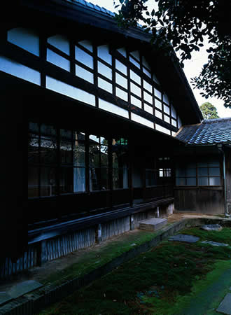 月見台のある豪農の館