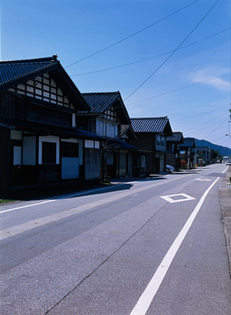 妻入りが連なる町なみ